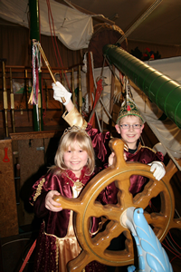Das Steuerrad fest in der Hand Florian und Nina auf der Brücke des Narrenschiffs